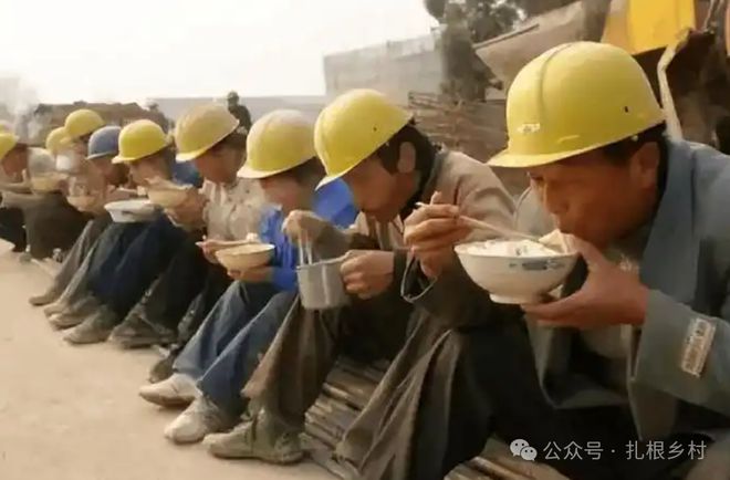 万博体育又到了年底为何农民年年打工还是穷呢？(图2)